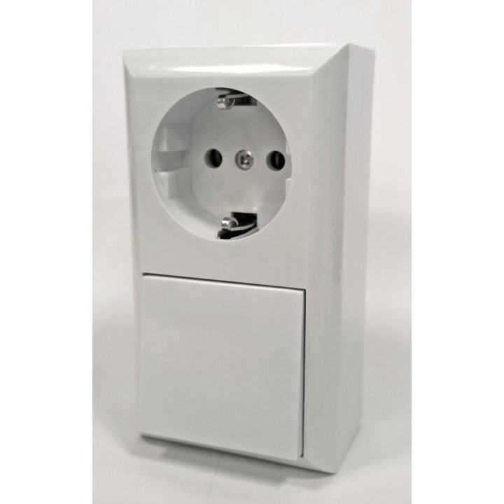 Pindmine pistikupesa lülitiga PlanoLuxe