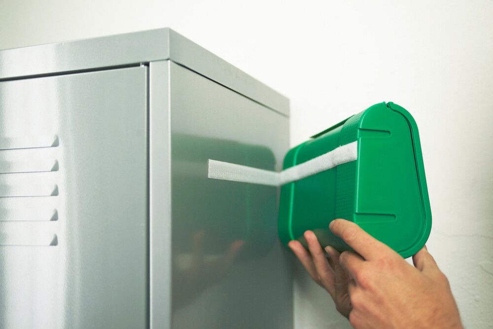 Takjateip tesa® On&Off Universal must 1 m x 20 mm