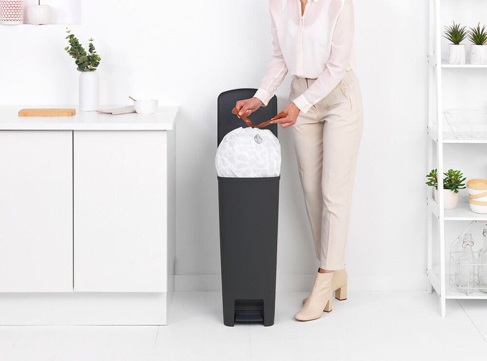 Pedaaliga prügikast Brabantia StepUp 40 l, tumehall