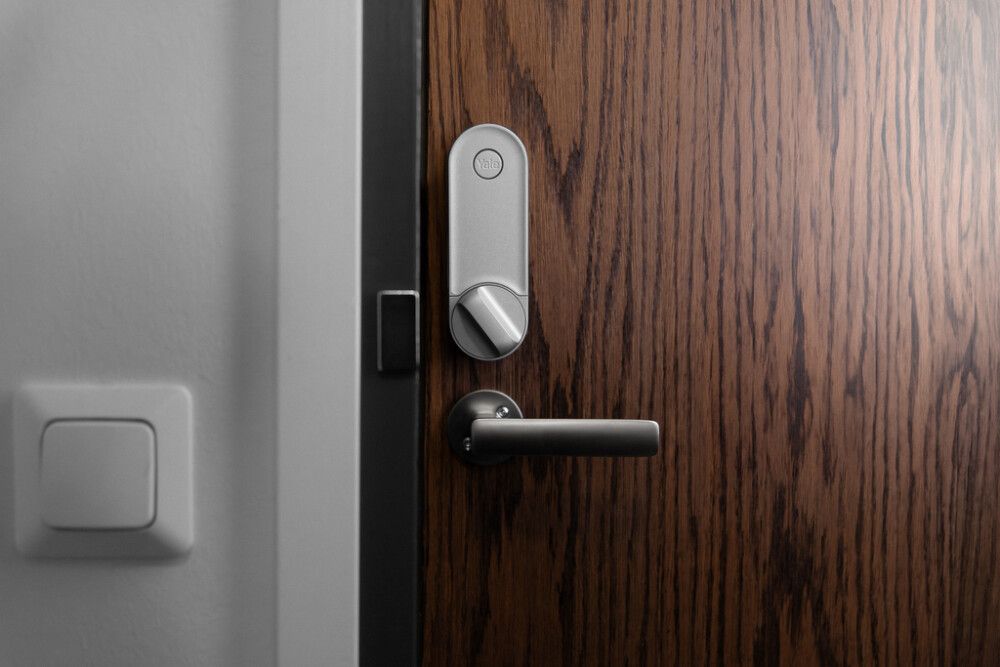 Nutilukk Yale Nordic Linus L2 Hõbedane