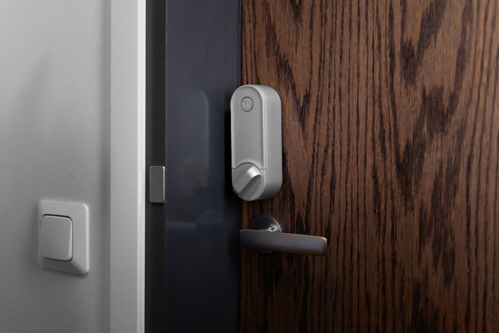 Nutilukk Yale Nordic Linus L2 Hõbedane