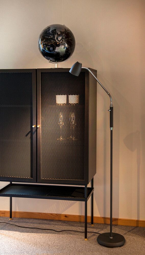 Põrandavalgusti Aneta Sandnes must 22 x 56 x 140 cm