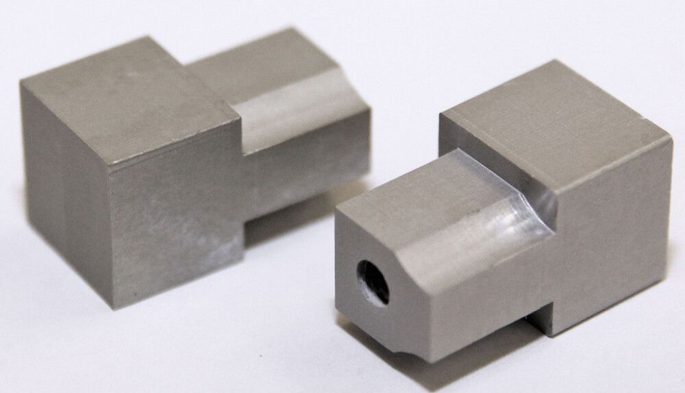 Plaadiliistu nurk Dione nelikant hõbe-anodeeritud 8 mm