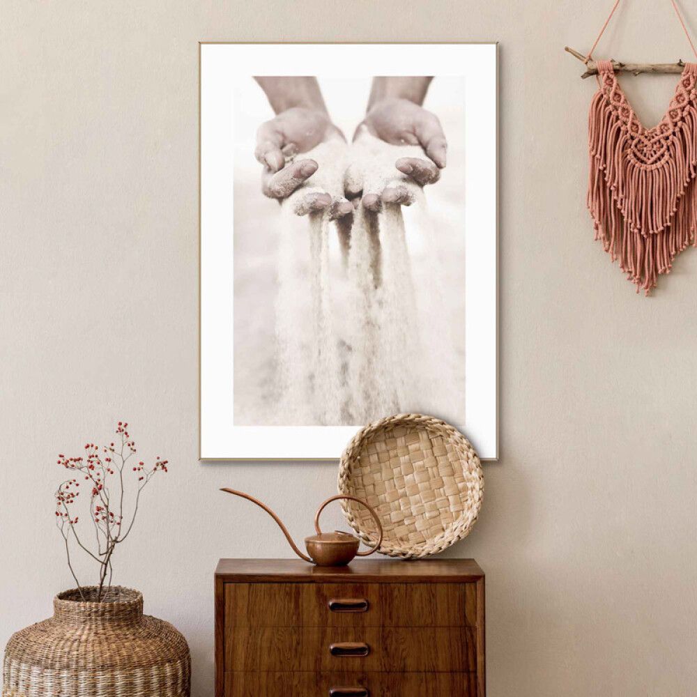 Sisustuspilt Reinders Slimframe Hands in Sand 50 x 70 cm