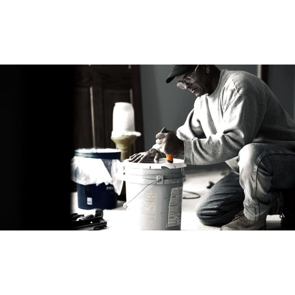 Sissetõmmatava teraga vaibanuga Fiskars CarbonMax