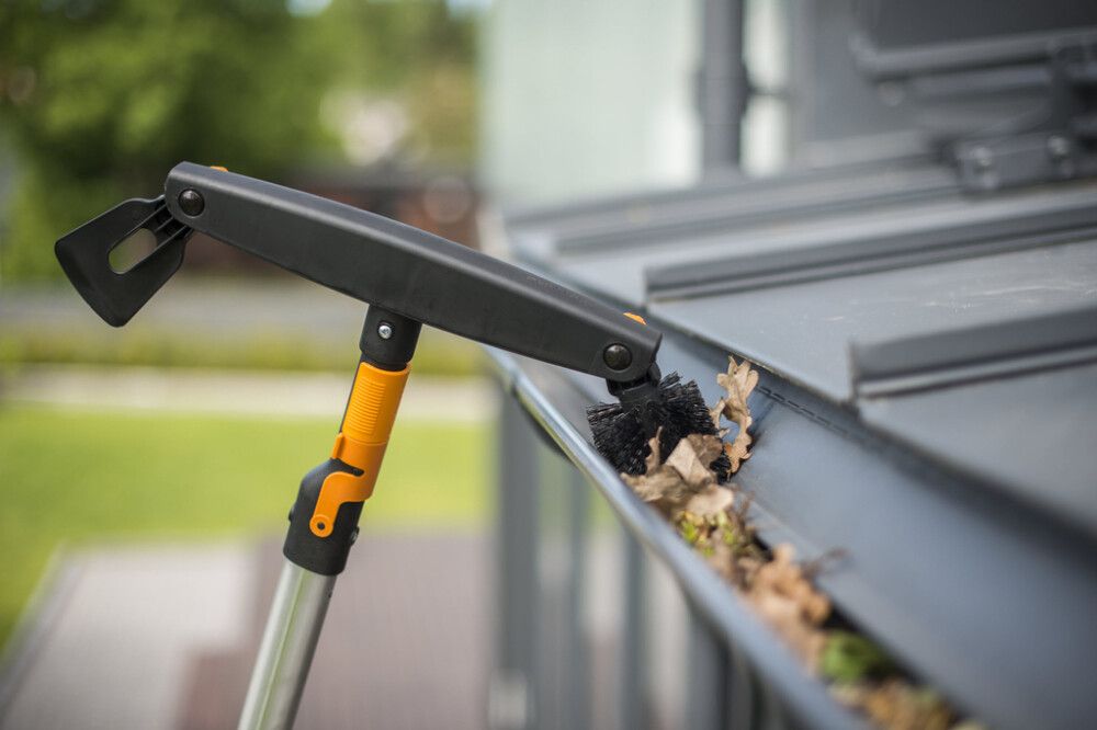 Vihmaveerenni puhastushari Fiskars QuikFit teleskoopvarrega