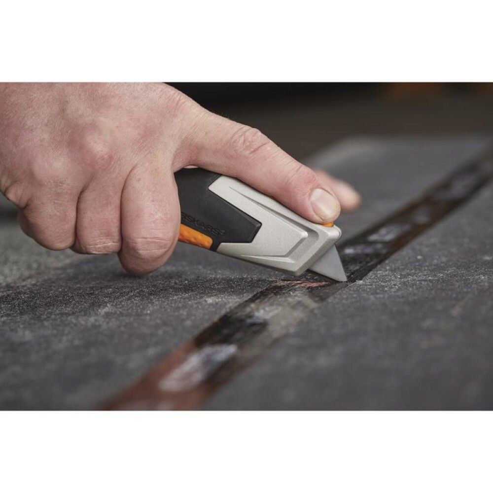 Sissetõmmatava teraga vaibanuga Fiskars CarbonMax