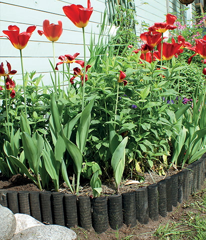 Immutatud, antratsiitv&auml;rvi poolringikujuline puidust muru&auml;&auml;ris sobib muru ja &otilde;ue &auml;&auml;ristamiseks.
