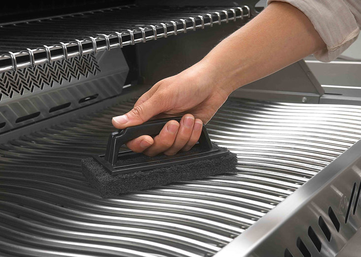 Puhastusk&auml;sn ei kahjusta gaasigrilli matti malmpinda.