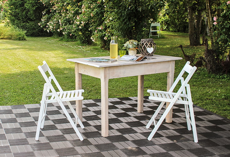 Valgeks v&auml;rvitud kokkupandavad toolid puiduv&auml;rvi laua &uuml;mber